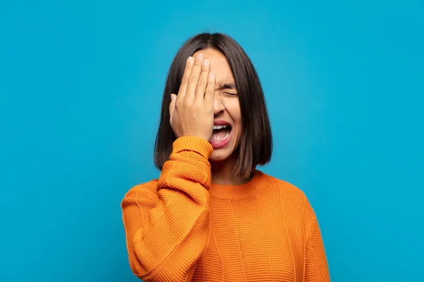 Hispanische Frau Sieht Schläfrig Gelangweilt Und Gähnend Aus Mit Kopfschmerzen — Stockfoto