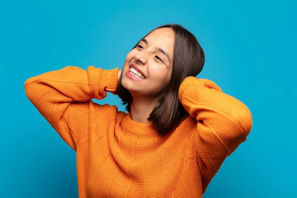 Mulher Hispânica Sorrindo Sentindo Relaxada Satisfeita Despreocupada Rindo Positivamente Arrepiante — Fotografia de Stock