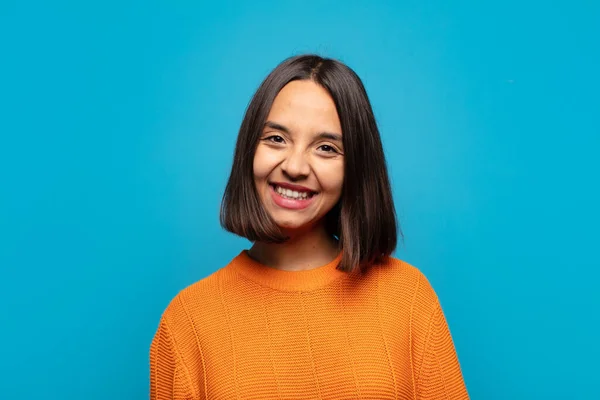 Mulher Hispânica Com Grande Amigável Sorriso Despreocupado Olhando Positivo Relaxado — Fotografia de Stock