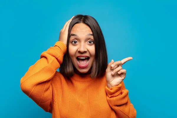 Mulher Hispânica Rindo Parecendo Feliz Positiva Surpresa Percebendo Uma Ótima — Fotografia de Stock