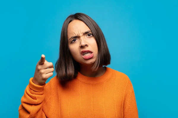 Hispanische Frau Zeigt Mit Wütendem Aggressivem Gesichtsausdruck Die Kamera Und — Stockfoto