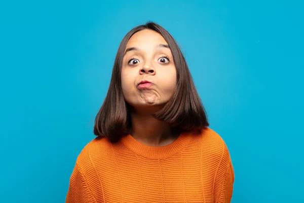 Hispanische Frau Mit Einem Dummen Verrückten Überraschten Gesichtsausdruck Puffenden Wangen — Stockfoto