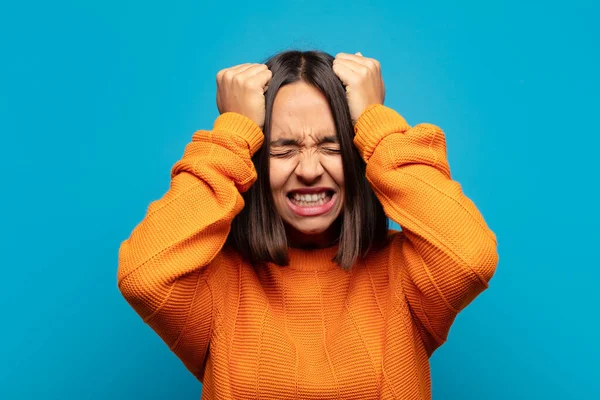 Hispanische Frau Fühlt Sich Gestresst Und Ängstlich Depressiv Und Frustriert — Stockfoto