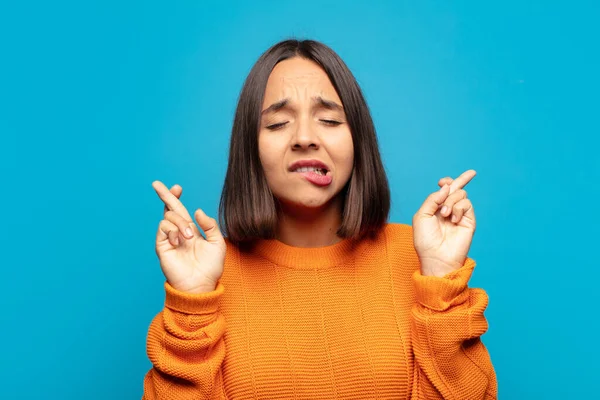 Hispanische Frau Lächelt Und Drückt Ängstlich Beide Daumen Fühlt Sich — Stockfoto