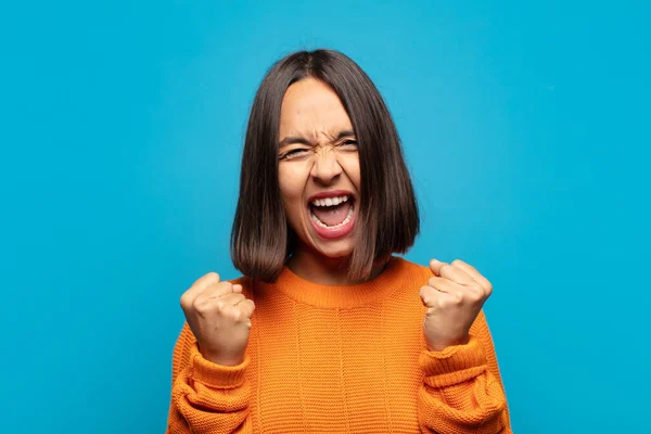 Mulher Hispânica Gritando Triunfalmente Rindo Sentindo Feliz Animado Celebrar Sucesso — Fotografia de Stock