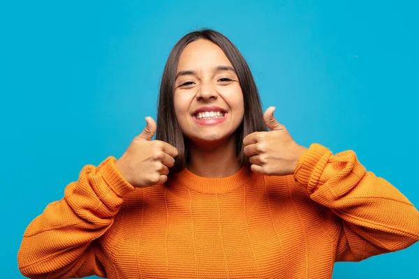 Mulher Hispânica Sorrindo Amplamente Olhando Feliz Positivo Confiante Bem Sucedido — Fotografia de Stock