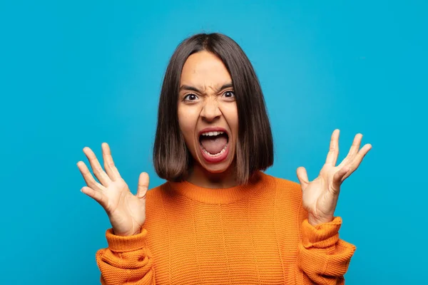 Hispanische Frau Schreit Mit Erhobenen Händen Der Luft Und Fühlt — Stockfoto