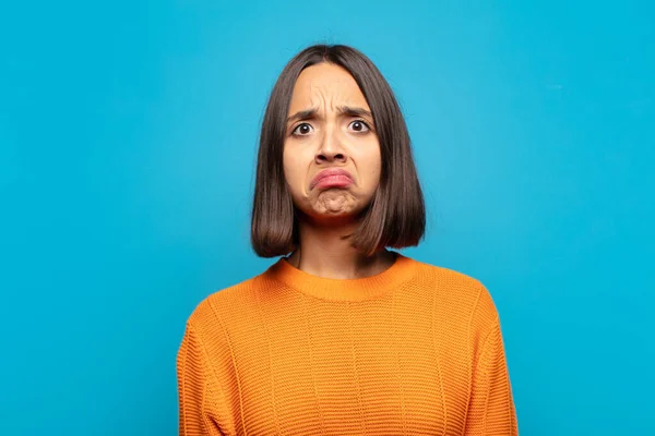 Hispanische Frau Fühlt Sich Traurig Und Gestresst Verärgert Über Eine — Stockfoto