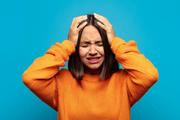 Latinamerikansk Kvinna Känner Sig Stressad Och Frustrerad Höjer Händerna Mot — Stockfoto