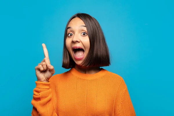 Hispanische Frau Die Sich Wie Ein Glückliches Und Aufgeregtes Genie — Stockfoto