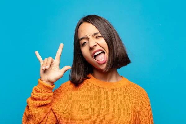 Mulher Hispânica Sentindo Feliz Divertido Confiante Positivo Rebelde Fazendo Rock — Fotografia de Stock