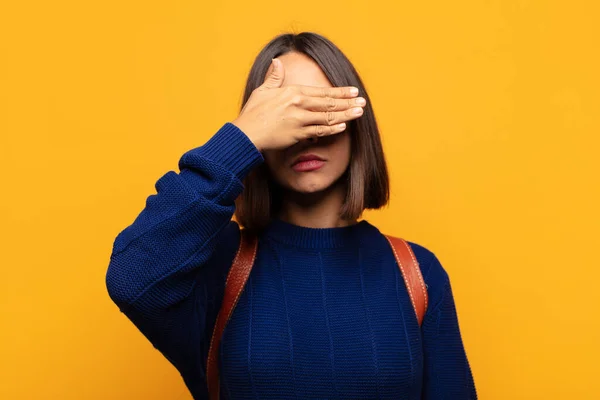 Donna Ispanica Che Copre Gli Occhi Con Una Mano Sensazione — Foto Stock