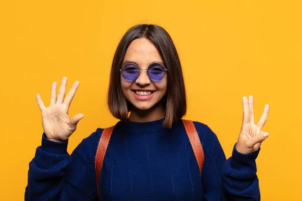 Mulher Hispânica Sorrindo Olhando Amigável Mostrando Número Oito Oitavo Com — Fotografia de Stock