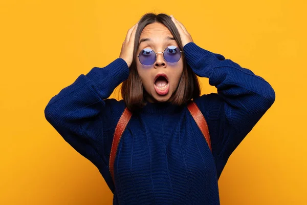 Donna Ispanica Guardando Eccitato Sorpreso Bocca Aperta Con Entrambe Mani — Foto Stock