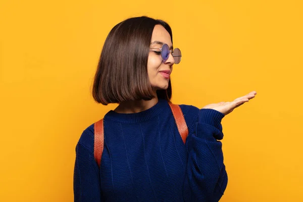 Mujer Hispana Sintiéndose Feliz Sonriendo Casualmente Mirando Objeto Concepto Sostenido —  Fotos de Stock