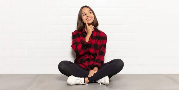 Mulher Hispânica Sorrindo Feliz Sonhando Acordado Duvidando Olhando Para Lado — Fotografia de Stock