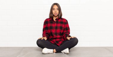 İspanyol kadın çok şaşırmış ya da şaşkın bakıyor, ağzı açık bir şekilde 