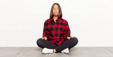 Neşeli, kaygısız, asi tavırlı, şakacı, dilsiz, eğlenen İspanyol kadın.