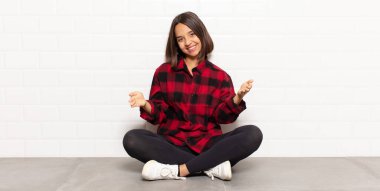 İspanyol kadın neşeyle gülümsüyor sıcak, dostça, sevgi dolu bir kucak veriyor, mutlu ve sevimli hissediyor.