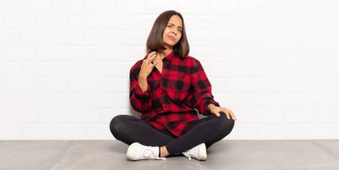 İspanyol kadın kendini stresli, endişeli, yorgun ve hayal kırıklığına uğramış hissediyor.