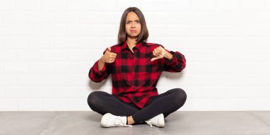 İspanyol kadın kafası karışık, bilgisiz ve kararsız hissediyor, iyi ve kötü seçenekleri farklı seçeneklerde tartıyor.