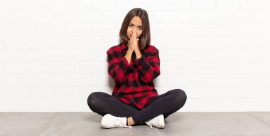 İspanyol kadın endişeli, umutlu ve dindar hissediyor. Avuçlarına bastırılmış, af diliyor.