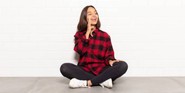 İspanyol kadın profil görüşü, mutlu ve heyecanlı görünüyor, bağırıyor ve kenardaki boşluğu kopyalamak için arıyor