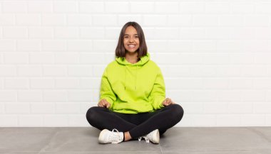 İspanyol kadın mutlu ve şapşal görünüyor. Geniş, eğlenceli, deli gülüşü ve gözleri açık.