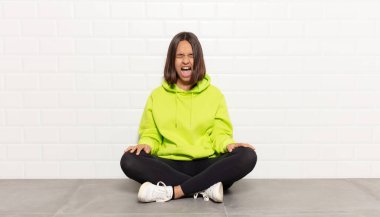 İspanyol kadın agresif bir şekilde bağırıyor, çok kızgın, hayal kırıklığına uğramış, öfkeli ya da sinirli görünüyor, hayır diyor.