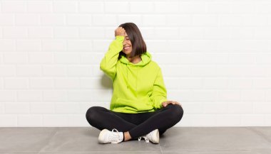 İspanyol kadın gülüyor ve alnına şaplak atıyor. Unuttum ya da aptalca bir hataydı. 