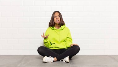 İspanyol kadın sinirli, sinirli ve hayal kırıklığına uğramış görünüyor. Senin neyin var? 