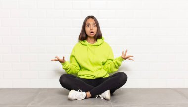 İspanyol kadın ağzı açık ve şaşırmış, şok olmuş ve hayrete düşmüş inanılmaz bir sürprizle