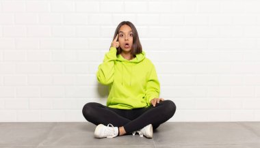 İspanyol kadın şaşırmış, ağzı açık, şok olmuş, yeni bir düşünce, fikir ya da konsept keşfediyor.