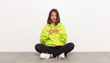 İspanyol kadın mutlu, şaşırmış, gururlu ve heyecanlı görünüyor.