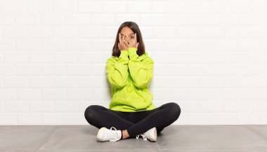 İspanyol kadın korkmuş ya da utanmış hissediyor. Gözleri yarı kapalı ya da elleri kapalı dikizliyor ya da dikizliyor.