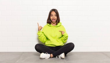 İspanyol kadın gururlu ve şaşırmış hissediyor, kendine güvenen, başarılı bir numara gibi hisseden