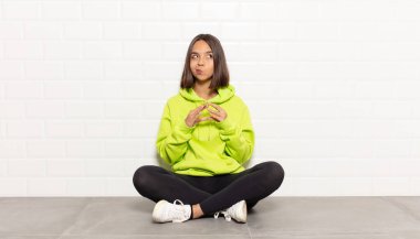 Hispanik kadın entrikalar ve komplolar kuruyor, sinsi hileler ve hileler düşünüyor, kurnazlık ve ihanet