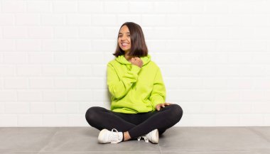 İspanyol kadın mutlu, pozitif ve başarılı hissediyor, meydan okumayla karşılaştığında motive oluyor ya da iyi sonuçları kutluyor.