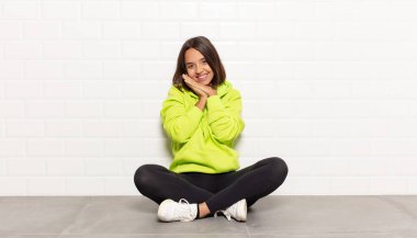 İspanyol kadın aşık ve sevimli görünüyor. Sevimli ve mutlu. Romantik bir şekilde gülümsüyor.