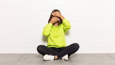 İki eliyle yüzünü örten İspanyol kadın kameraya hayır diyor! Resimler reddediliyor ya da yasaklanıyor