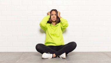 İspanyol kadın hayal kırıklığına uğramış ve sıkılmış hissediyor, başarısızlıktan bıkmış ve bıkmış, sıkıcı, sıkıcı işlerden bıkmış