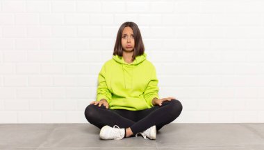 İspanyol kadın üzgün ve stresli. Kötü bir sürpriz yüzünden üzgün. Olumsuz, endişeli bir bakışla.