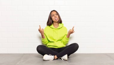 İspanyol kadın kışkırtıcı, agresif ve müstehcen hissediyor. İsyankar bir tavırla orta parmağını hareket ettiriyor.