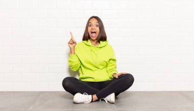 İspanyol kadın bir fikri fark ettikten sonra mutlu ve heyecanlı bir dahi gibi hissediyor, neşeli bir şekilde parmağını kaldırıyor, eureka!