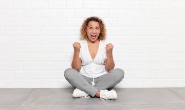 Orta yaşlı kadın şaşkın, heyecanlı ve mutlu hissediyor, gülüyor ve başarıyı kutluyor,!