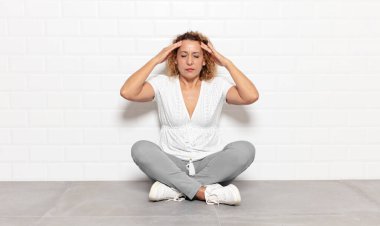 Orta yaşlı bir kadın konsantre olmuş, düşünceli ve ilham verici, beyin fırtınası yapıyor ve hayal kuruyor.