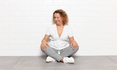 Orta yaşlı, neşeli, kaygısız, asi tavırlı, şakacı ve dilsiz bir kadın, eğleniyor.