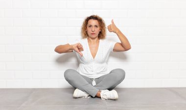 Orta yaşlı bir kadın kafası karışık, bilgisiz ve kararsız hissediyor. İyi ve kötü seçenekleri farklı seçeneklerde tartıyor.