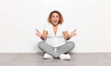 Orta yaşlı bir kadın kendini mutlu, şaşkın, şanslı ve şaşırmış hissediyor. İnanılmaz!