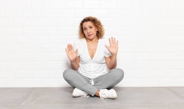 Orta yaşlı bir kadın gergin, endişeli ve endişeli görünüyor. Benim hatam olmadığını söylüyor. Yoksa ben yapmadım. 